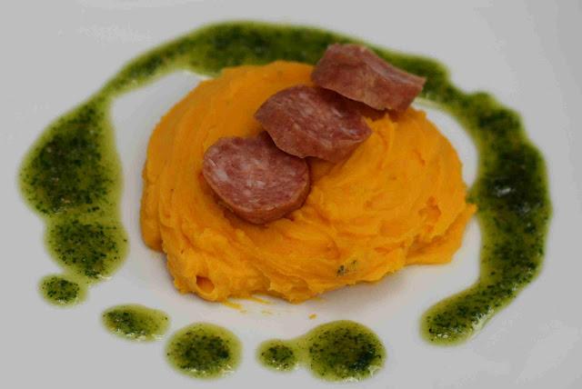 Kürbispüree mit Kapuzinerkresse und Wurst Kürbispüree mit Kapuzinerkresse und Wurst