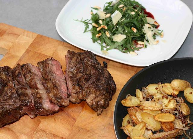 Hochrippe, Bratkartoffeln, Ruccola Hochrippe, Bratkartoffeln, Ruccola
