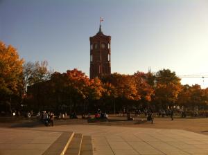 Herbstlich gefärbte Bäume vor dem Roten Rathaus