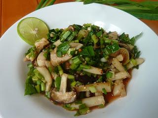 Yam Hed - Sauerscharfer Thai-Salat mit Pilzen / Sour and Spicy Thai Salad with Mushrooms