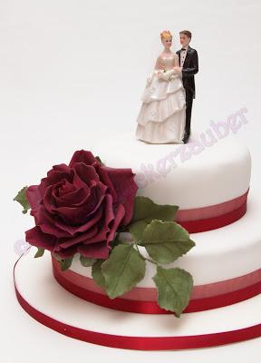 Hochzeitstorte mit Paar und roter Zuckerrose