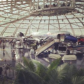 Instagram - Red Bull Event - Berühmter Hangar 7 mit historischen Flugzeugen und Rennwagen