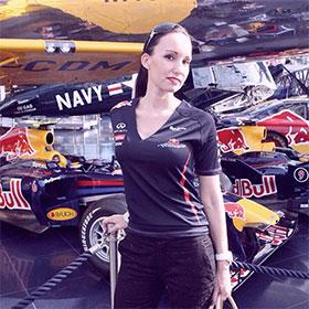 Instagram - Red Bull Event mit Red Bull Team-Shirt und Formel 1 Wagen in Salzburg