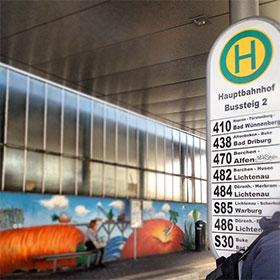 Instagram - Öffentliche Busstation in Deutschland - Warten auf Abholung für einen Termin