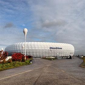 Instagram - Allianz Arena mit blau-weißem Himmel - Frühstücksevent in der Arena