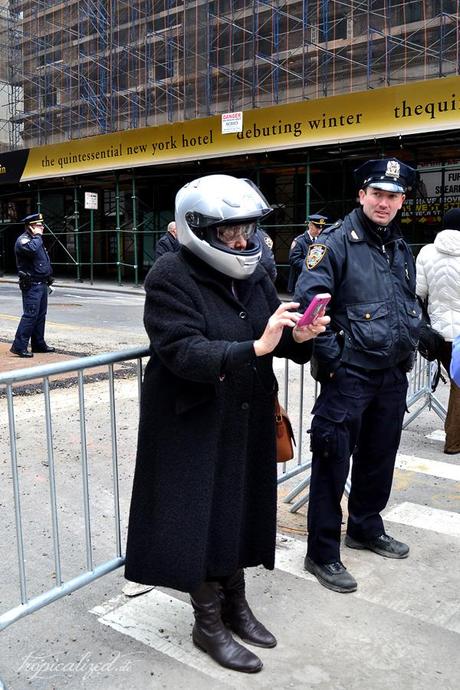 New York City November 2012 Straßenabsperrung Oma Polizist