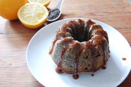 Mohn-Marzipan-Gugelhupf mit Orangensirup / Poppy seed-marzipan-bundt cake with orange syrup