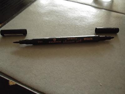 2 in 1 eyeliner pen aus der cherry blossom LE