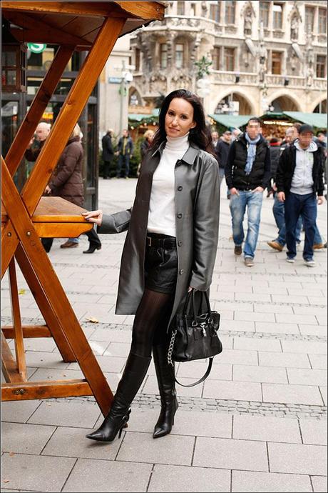 Neues Fashion Outfit für den Münchener Weihnachtsmarkt am Marienplatz mit Mantel, Stiefeln und Hotpants