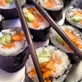 Selbstgemachtes Sushi - mit Lachs, Karotten und Gurken - sehr einfach und so lecker