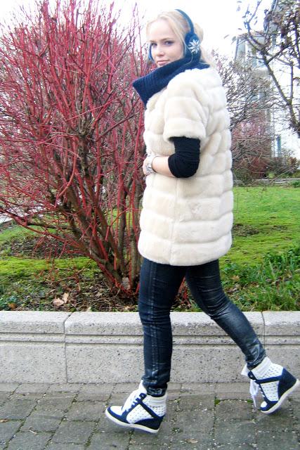 Tuesday to go: sneaker wedges with fluffy coat