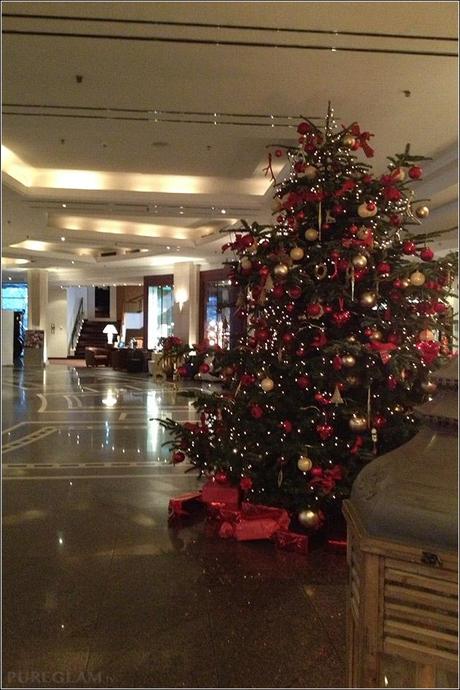 Westin Grand Hotel München - Lobby und Eingangsbereich mit Weihnachtsdekoration