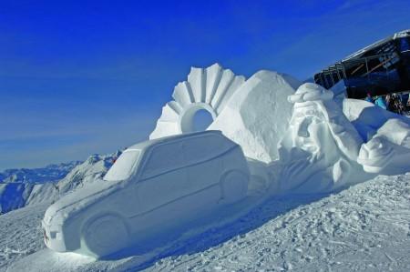 Volkswagen Modelle aus Schnee und Eis in den Ischgler Bergen/Die Skulptur ?T(w)ouareg? wurde beim diesjaehrigen Schneeskulpturen-Wettbewerb in Ischgl mit dem ersten Platz ausgezeichnet.