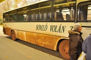 Bus nach Kolontár - schwer zu erkennen