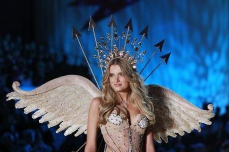 Model Lily Donaldson presents a creation during the Victoria's Secret Fashion Show at the Lexington Armory in New York November 10, 2010. REUTERS/Lucas Jackson (UNITED STATES - Tags: ENTERTAINMENT FASHION)
