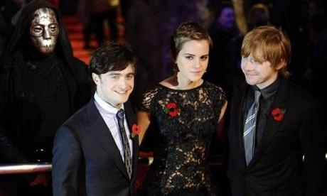 Britain's Emma Watson poses with Daniel Radcliffe (L) and Rupert Grint as they arrive for the world premiere of Harry Potter and the Deathly Hallows: Part 1 at Leicester Square in London November 11, 2010.  REUTERS/Dylan Martinez (BRITAIN - Tags: ENTERTAINMENT)