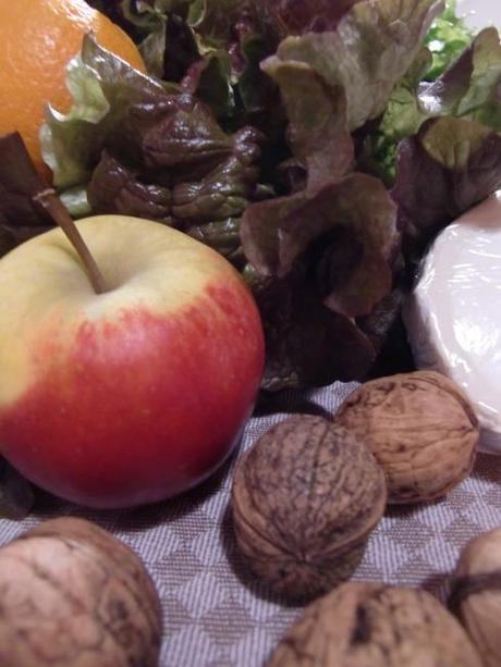 Herbstlicher Rote-Bete-Salat mit Ziegenkäse, Apfelspalten und gerösteten Walnüssen