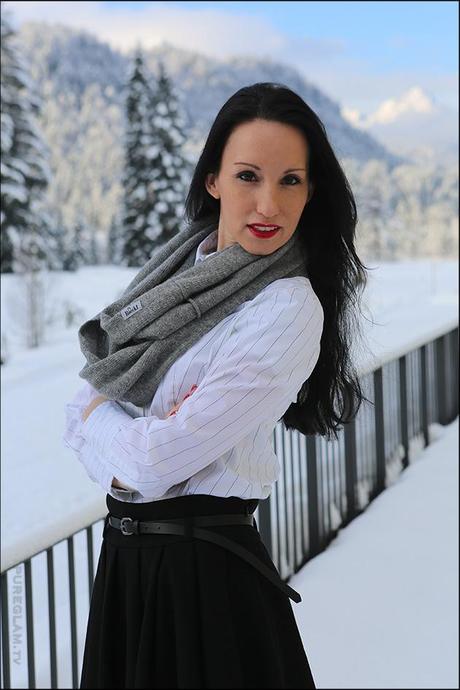 Fashion - Mode im Schnee - Minirock und Bluse in den Bergen