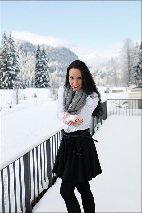Fashion - Mode im Schnee - Minirock und Bluse in den Bergen