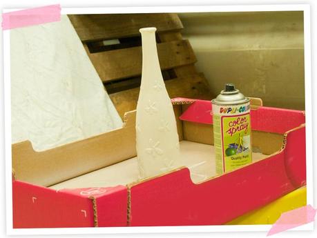 Einfach die Ikea Vase mit Acry-lack einsprühen: Just spray-paint the vase and you´re done!