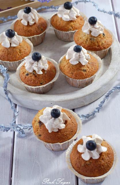 Blaubeer-Muffins mit Toppinghäubchen