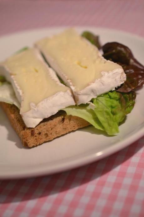 Sandwich mit Salatblatt und Camembert