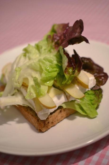 Sandwich mit Salat, Camembert und Birnen