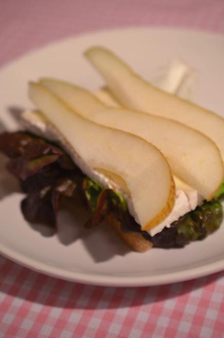 Sandwich mit Salatblatt, Camembert und Birne