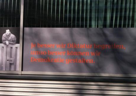 Spruch im Fenster der Bundesbehörde zur Aufbewahrung der Stasi-Unterlagen.