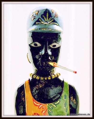 Afrikanische Figur mit Zigarette