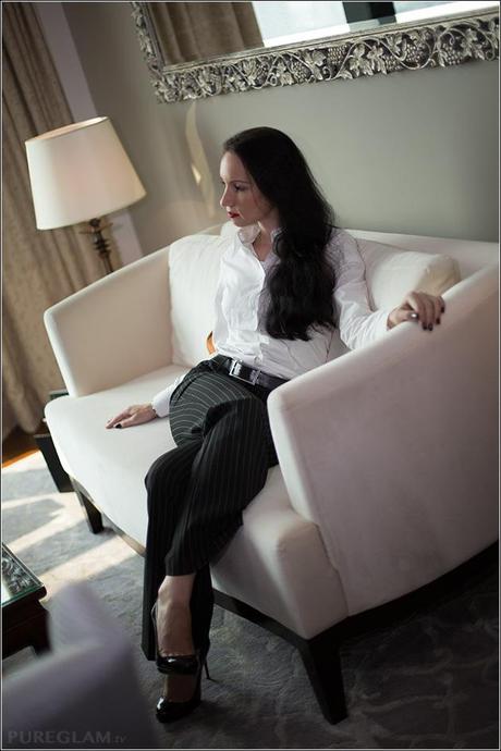 Travelblog - Travelblogger - Business Outfit and Fashion Styling - black pants, blouse, high heels