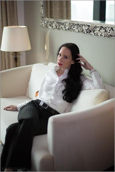 Travelblog - Travelblogger - Business Outfit and Fashion Styling - black pants, blouse, high heels