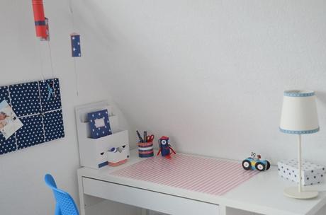 auf dem ( Kinder ) Schreibtisch / on the children desk