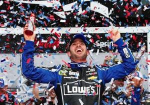 jimmie johnson nascar daytona 500 victory lane 2013 300x210 Jimmie Johnson gewinnt in Daytona. Der Frust bei anderen ist hoch. 