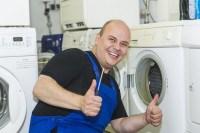 Monteur repariert eine Waschmaschine