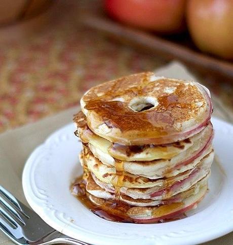 Apfel Ringe im Teigmantel mit Honig. Apfel Ringe im Teigmantel mit Honig.
