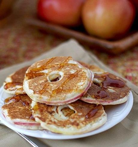 Apfel Ringe im Teigmantel mit Honig. Apfel Ringe im Teigmantel mit Honig.