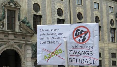 Im Kampf gegen die Kettenhunde der GEZ-Gebühren-Gier-Ganoven: Stadtrundgang durch München unter Polizeischutz!