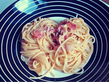Spaghetti Carbonara: Pasta in einer Soße aus Käse, Schinken und Sahne