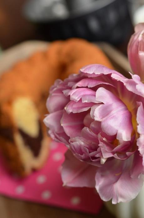 Gedeckte Kaffeetafel mit Blumen und dem besten Marmorkuchen der Welt