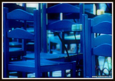 Blaue Stühle 