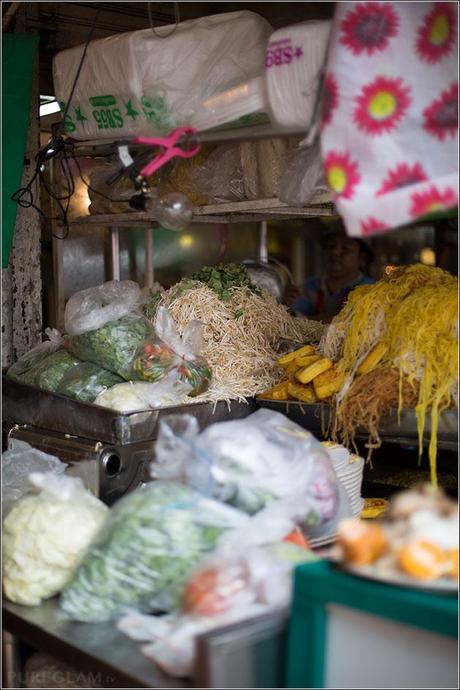 Chatuchak market in Bangkok - Fruits, Food, Clothes, Collectibes, Art