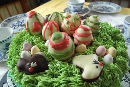 Oster-Torte: Himbeer-Sahne mit Ostergras und Cakepop-Eiern