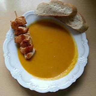 Möhren-Basilikum-Suppe mit Hähnchensticks
