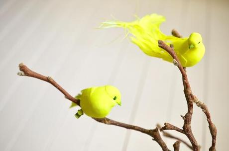 Neongelbe Frühlingsdeko mit Vögeln