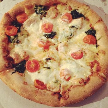 Pizza Cherrytomaten Blattspinat Hähnchenbrust Instagram