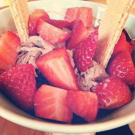 Schoko Eis mit Erdbeeren Instagram