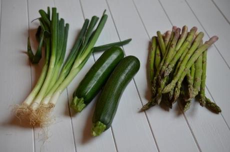 Frühlingszwiebeln, Zucchini und grüner Spargel