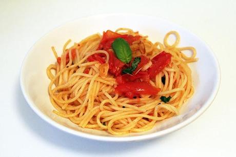 Pasta mit frischen Tomaten und Basilikum