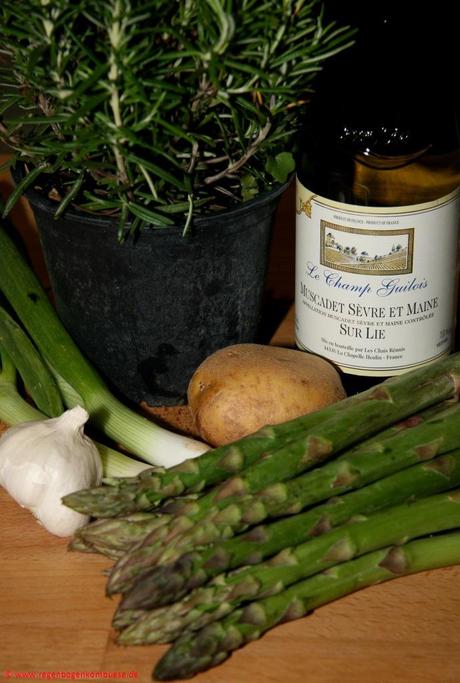 grüner Spargel mit Rosmarin , grüne Spargelsuppe auf französische Art, französische Küche, französischer Weißwein veganes Rezept, vegetarisches Rezept
